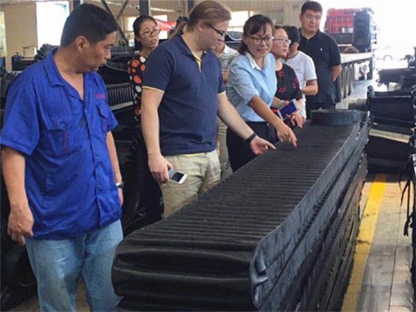 俄羅斯客戶(hù)參觀(guān)擋邊邊生產(chǎn)并洽談合作事宜