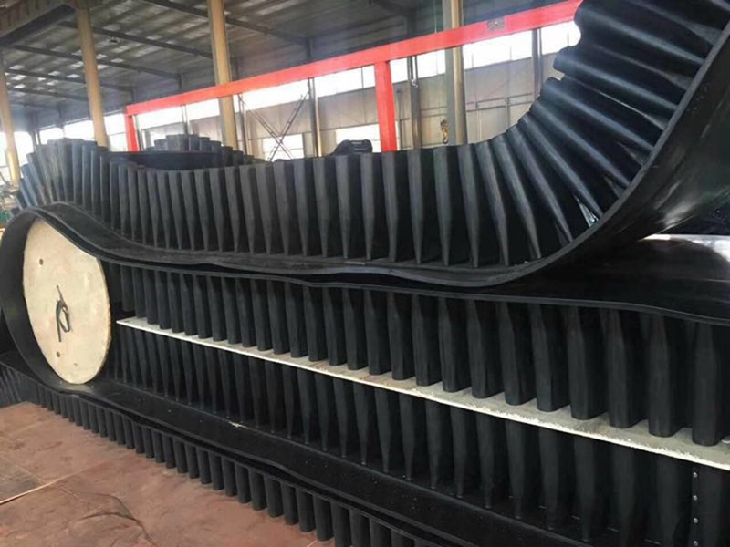 大傾角輸送帶輸送機(jī)實(shí)際操作流程，使用成本低而運(yùn)輸效率高