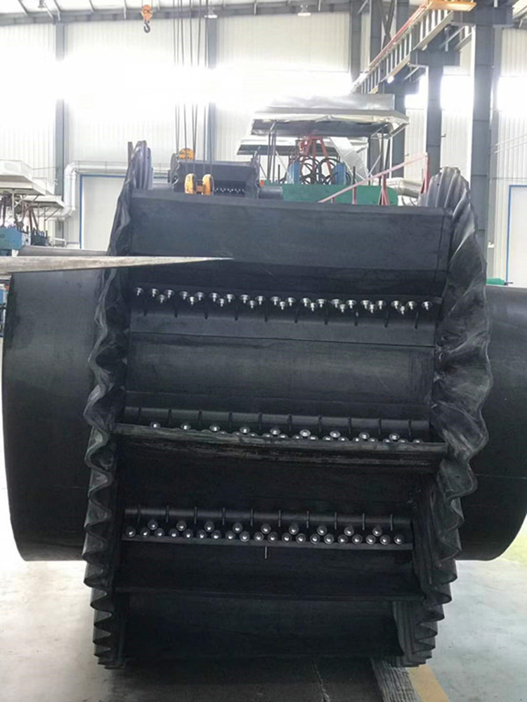 輸送帶廠家解釋什么因素導(dǎo)致大傾角擋邊輸送帶損壞？