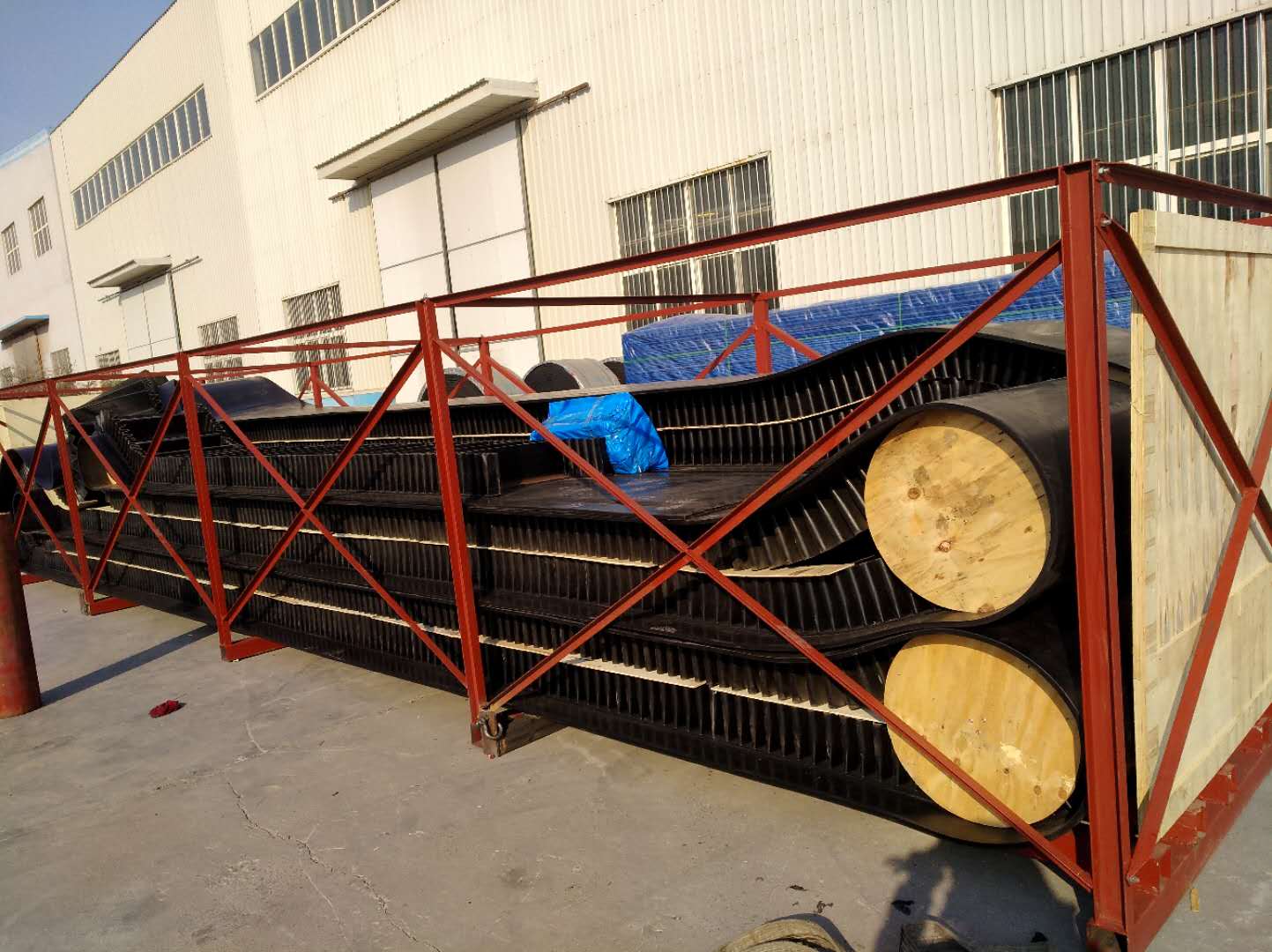 如何減少輸送帶故障的發(fā)生呢？撕裂跑偏應(yīng)該怎樣處理？